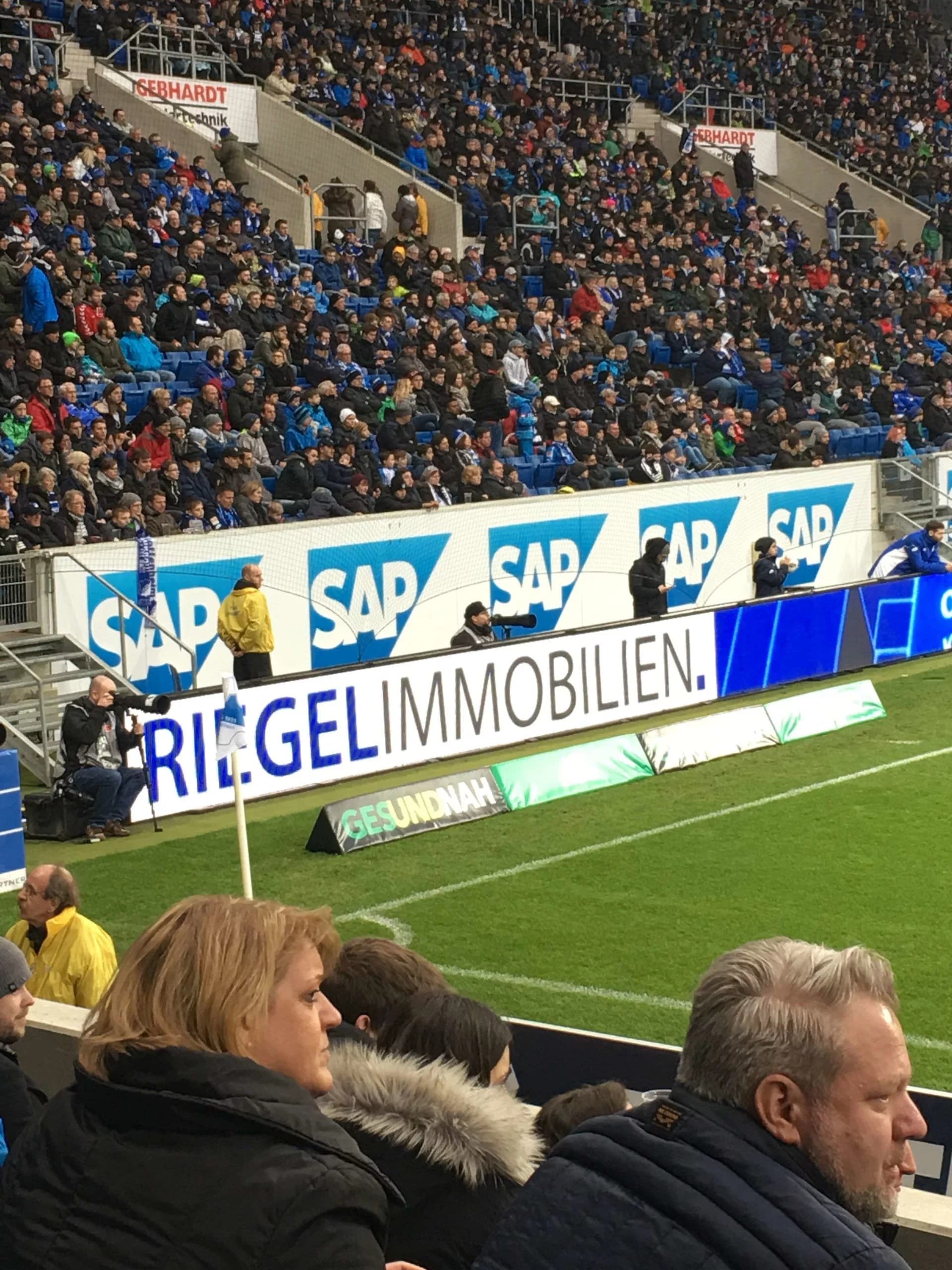 RIEGEL-Bandenwerbung im Bundesliga-Stadion