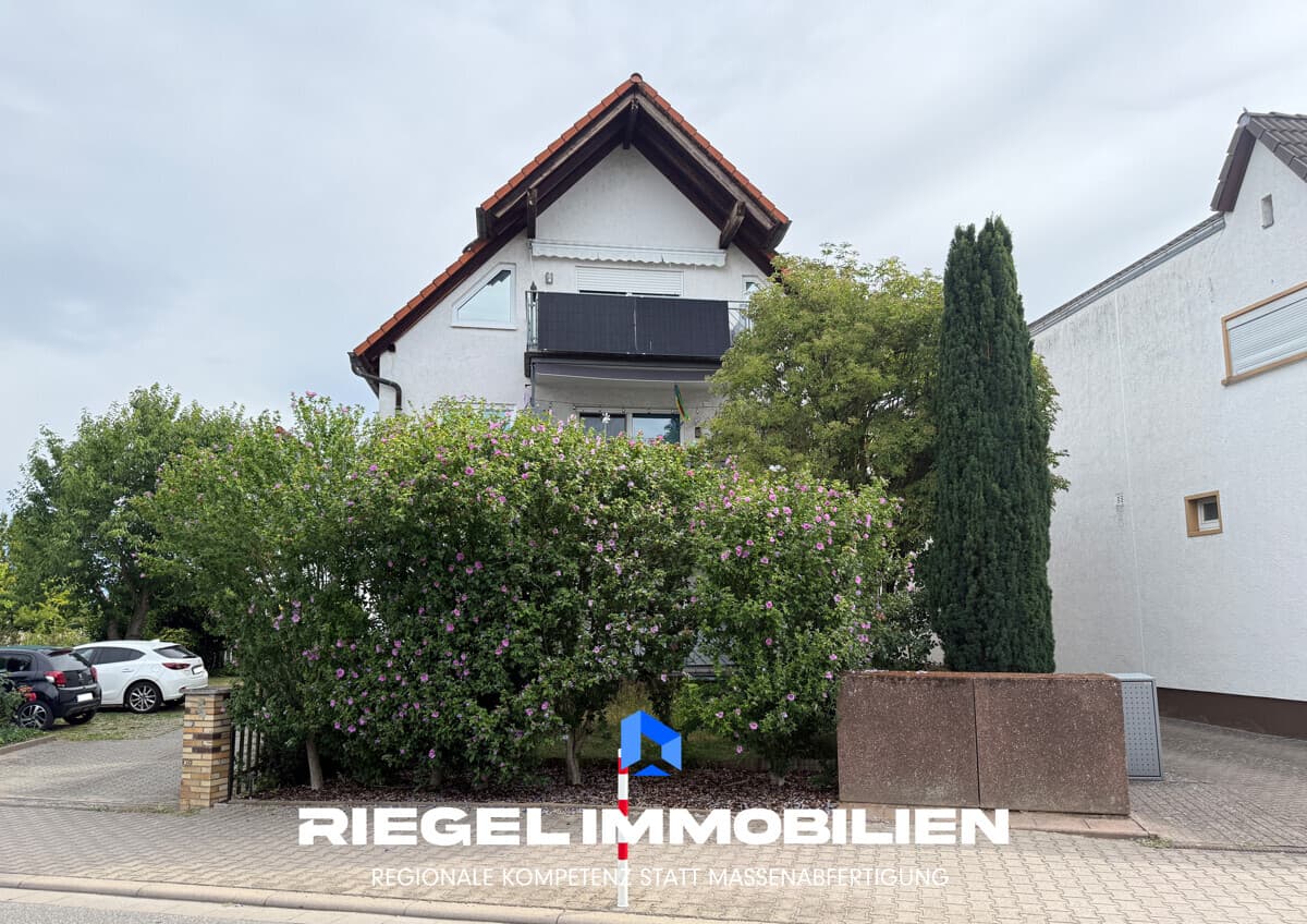 Großzügige Wohnung im Hochparterre mit Balkon, Gartenanteil und Garage, Römerberg