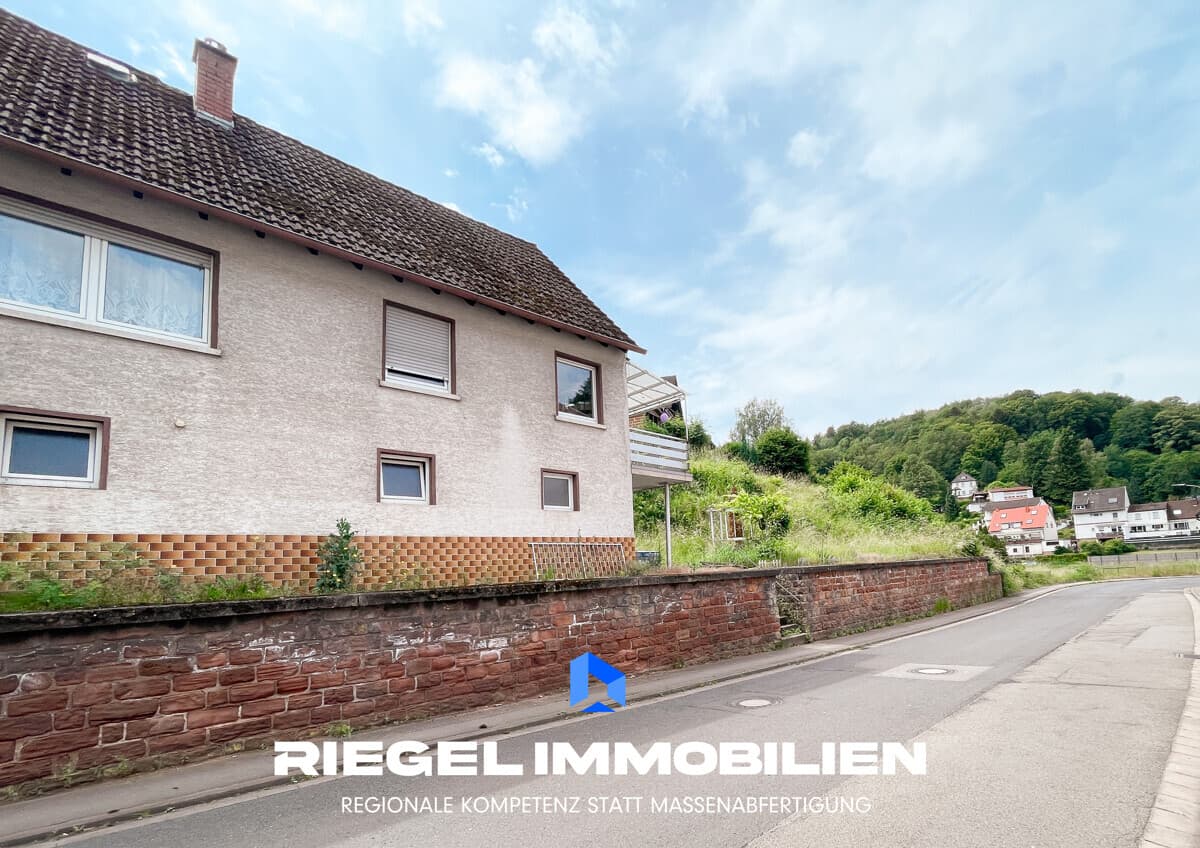 Zuhause mit Gestaltungspotenzial – Doppelhaushälfte mit Balkon und Carport, Pirmasens