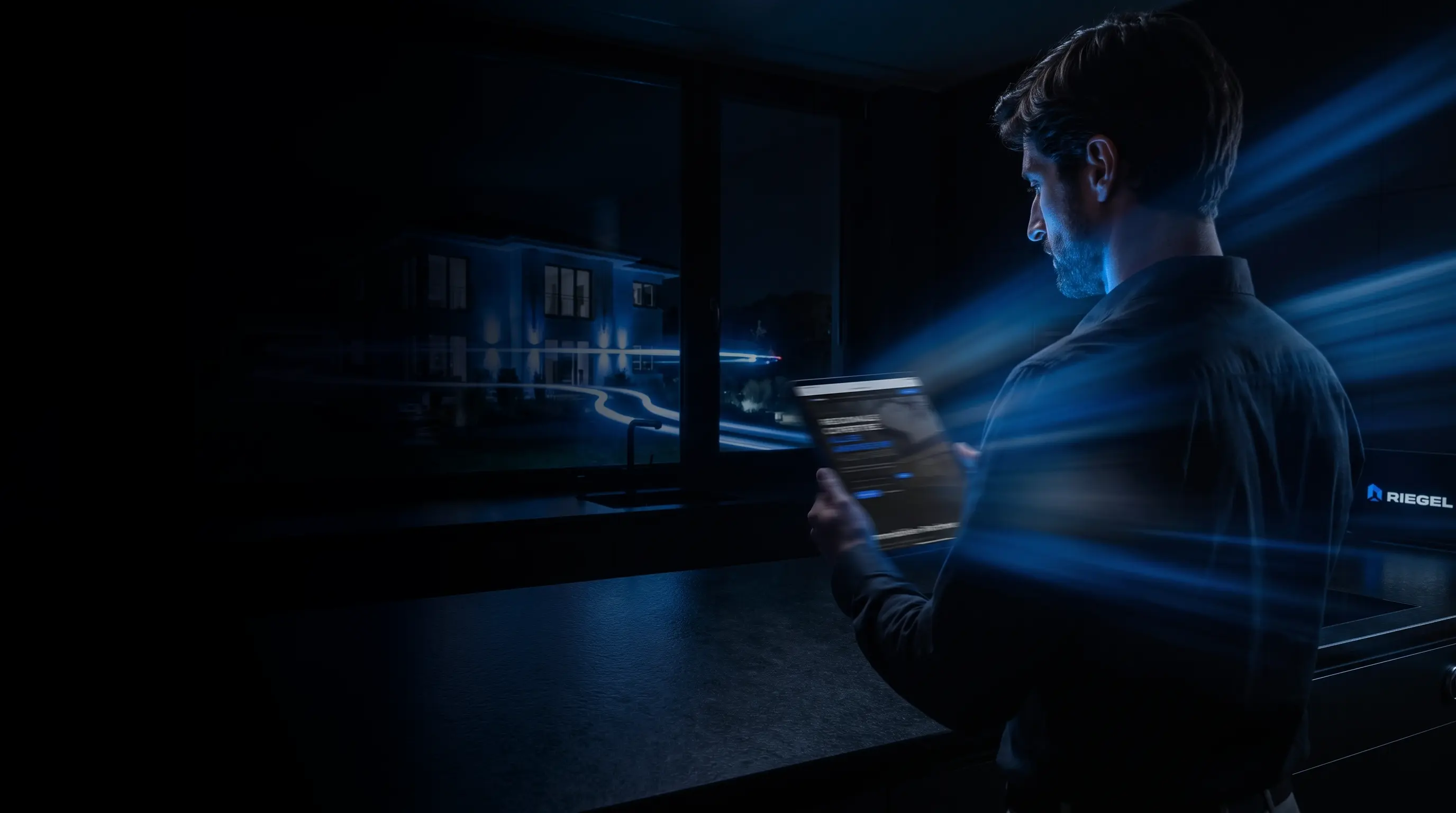 Immobilienberatung mit iPad in der Küche, blaues Licht — RIEGEL Immobilien